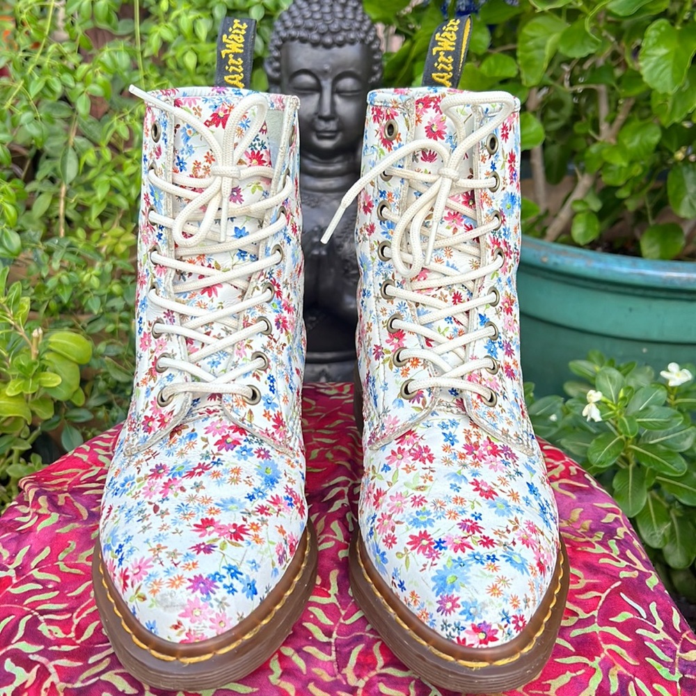 🌸 Dr. Martens Vintage Pointed Toe Floral Boots 🌸 - Picture 11 of 17